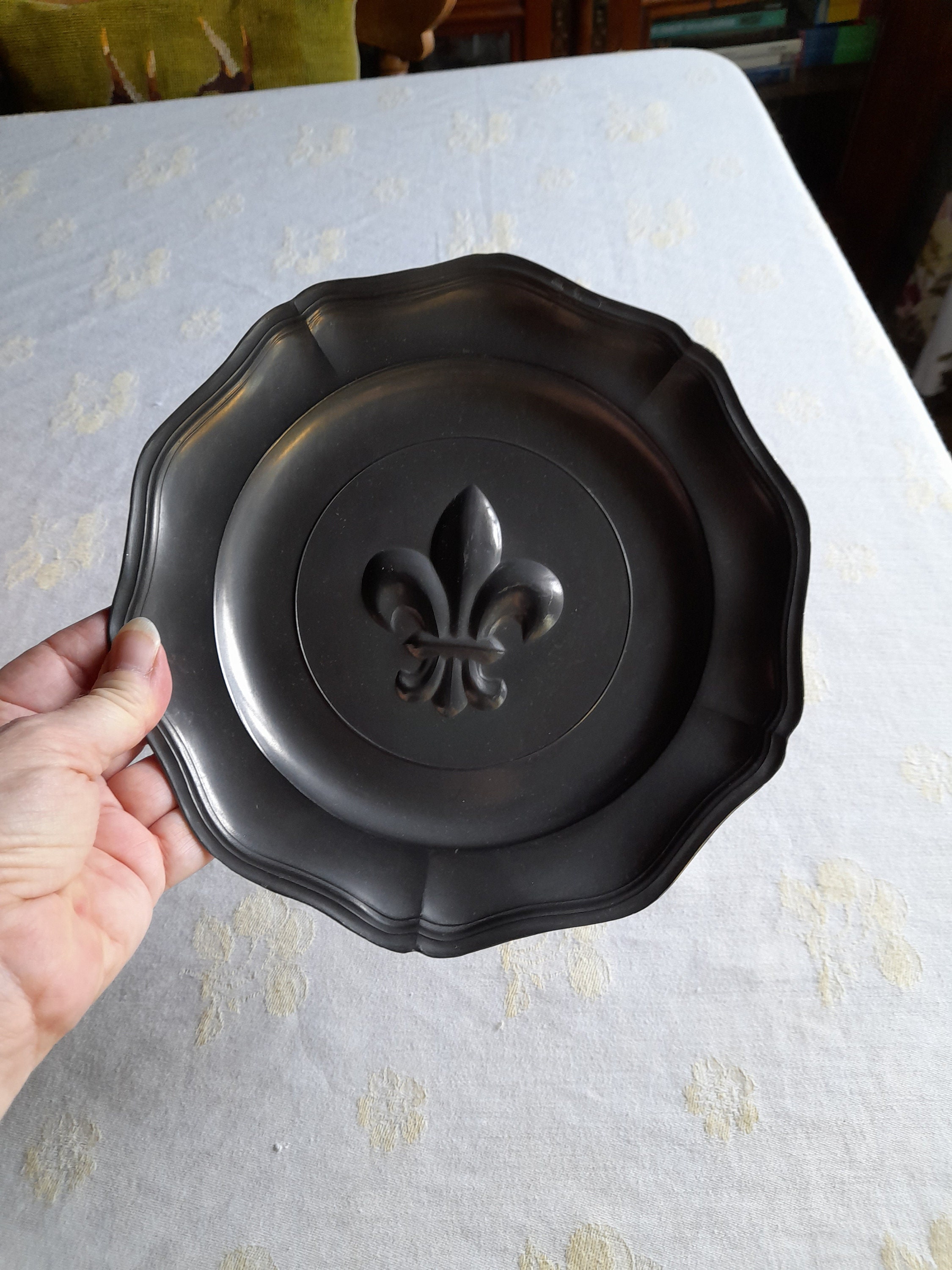 Vintage Pewter Fleur-de-lys Plate - 22 Cm - Embossed, French