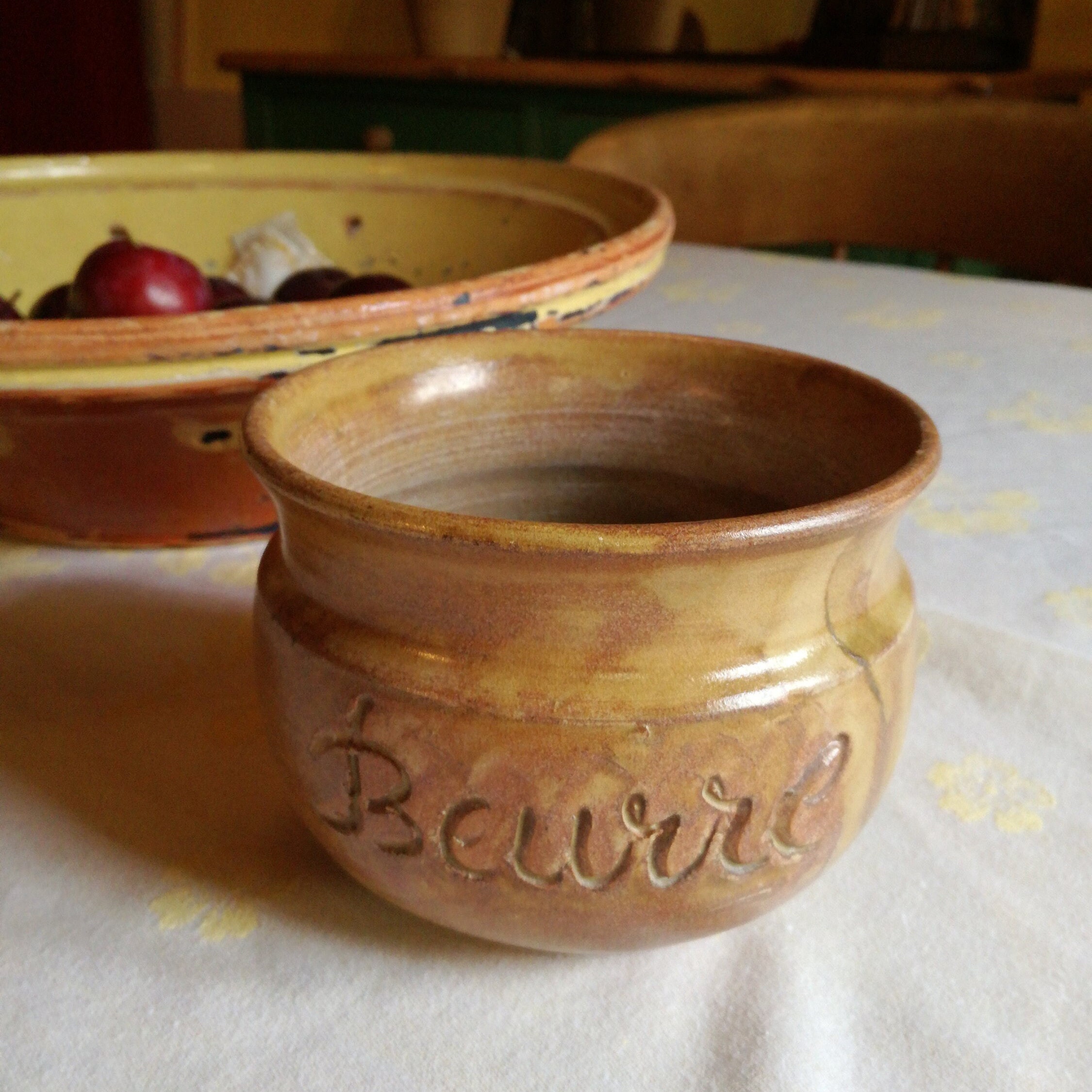 Beau Plat de Beurre en Grès avec Script - Français Vintage