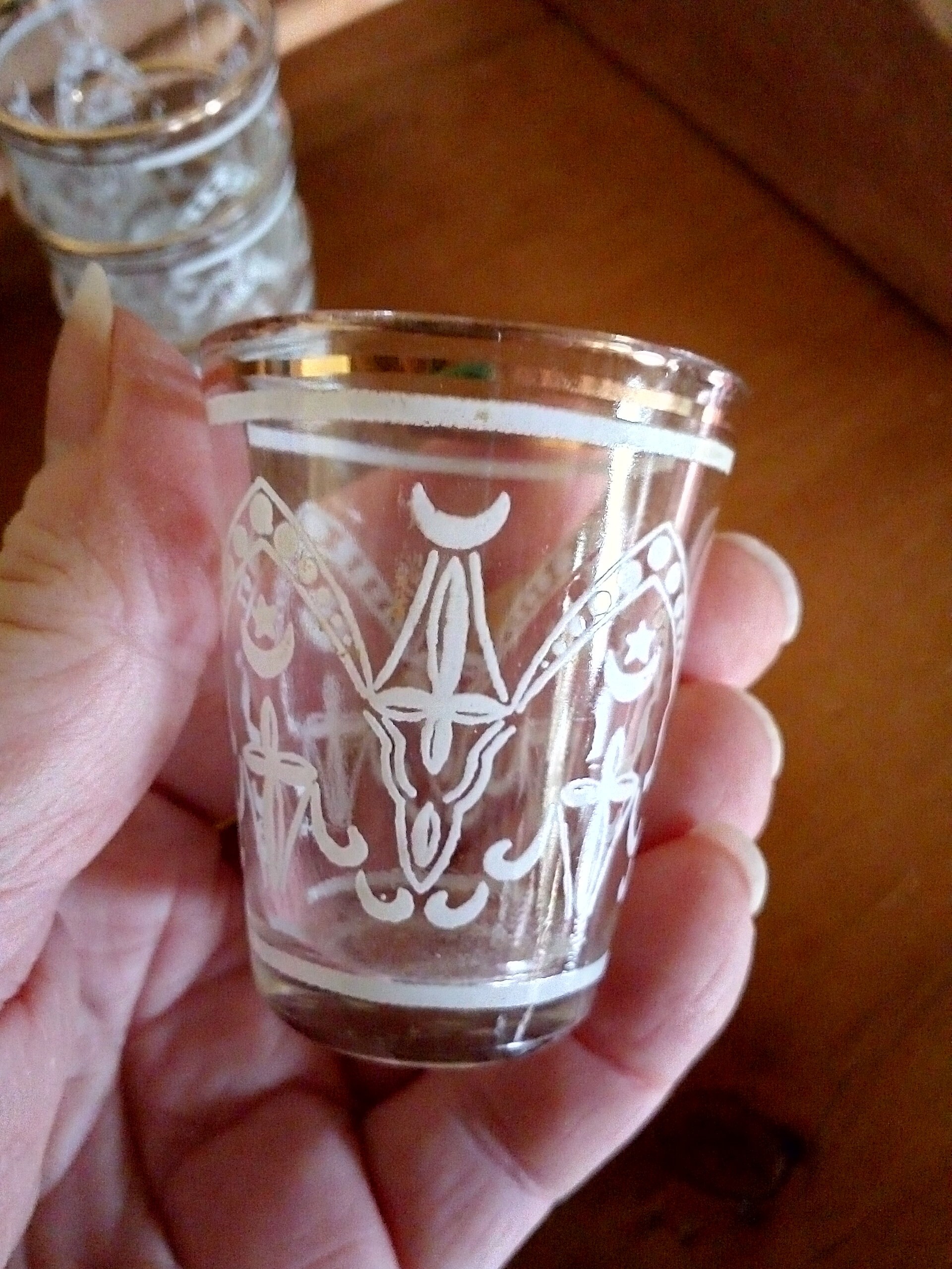 Quatre Beaux Petits Verres Français Liqueur Vintage Décorés avec Le Design Blanc et Une Jante d'or