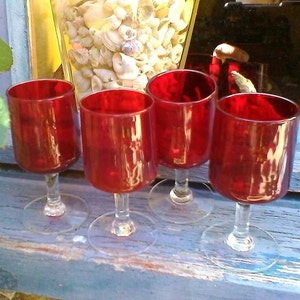Juego de 4 preciosas copas de licor vintage francesas de color rojo.