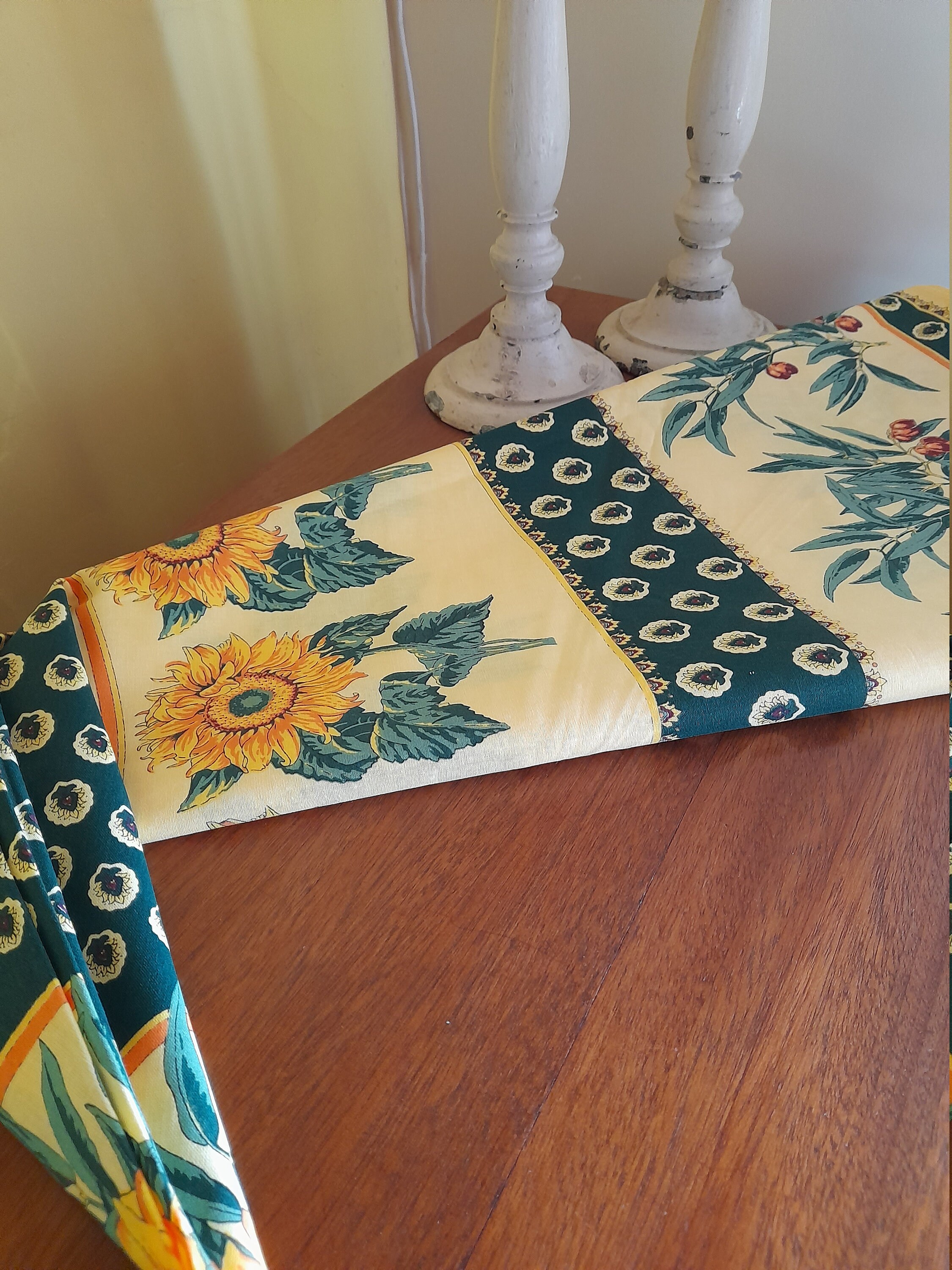 Nappe Ronde avec Tournesols et Olives - 180 cm Nappe Provençale Tissu Français Jaune Vert Foncé