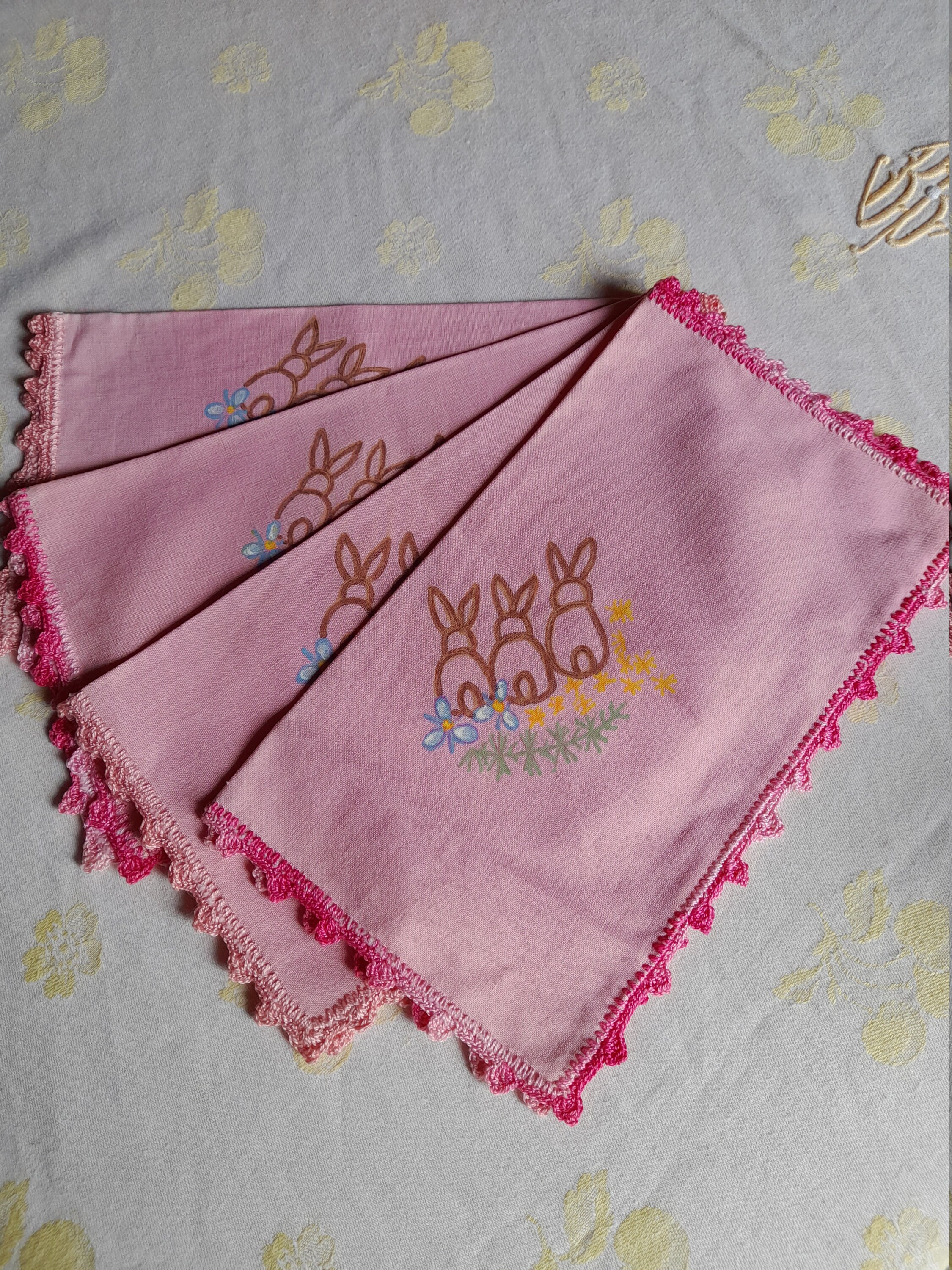 Lapins, Bel Ensemble de Quatre Serviettes Vintage Roses - Français, Bords en Crochet, Dessins Peints