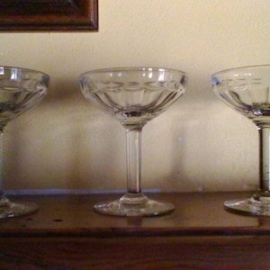 Een trio mooie en decoratieve kleine vintage Franse champagneglazen