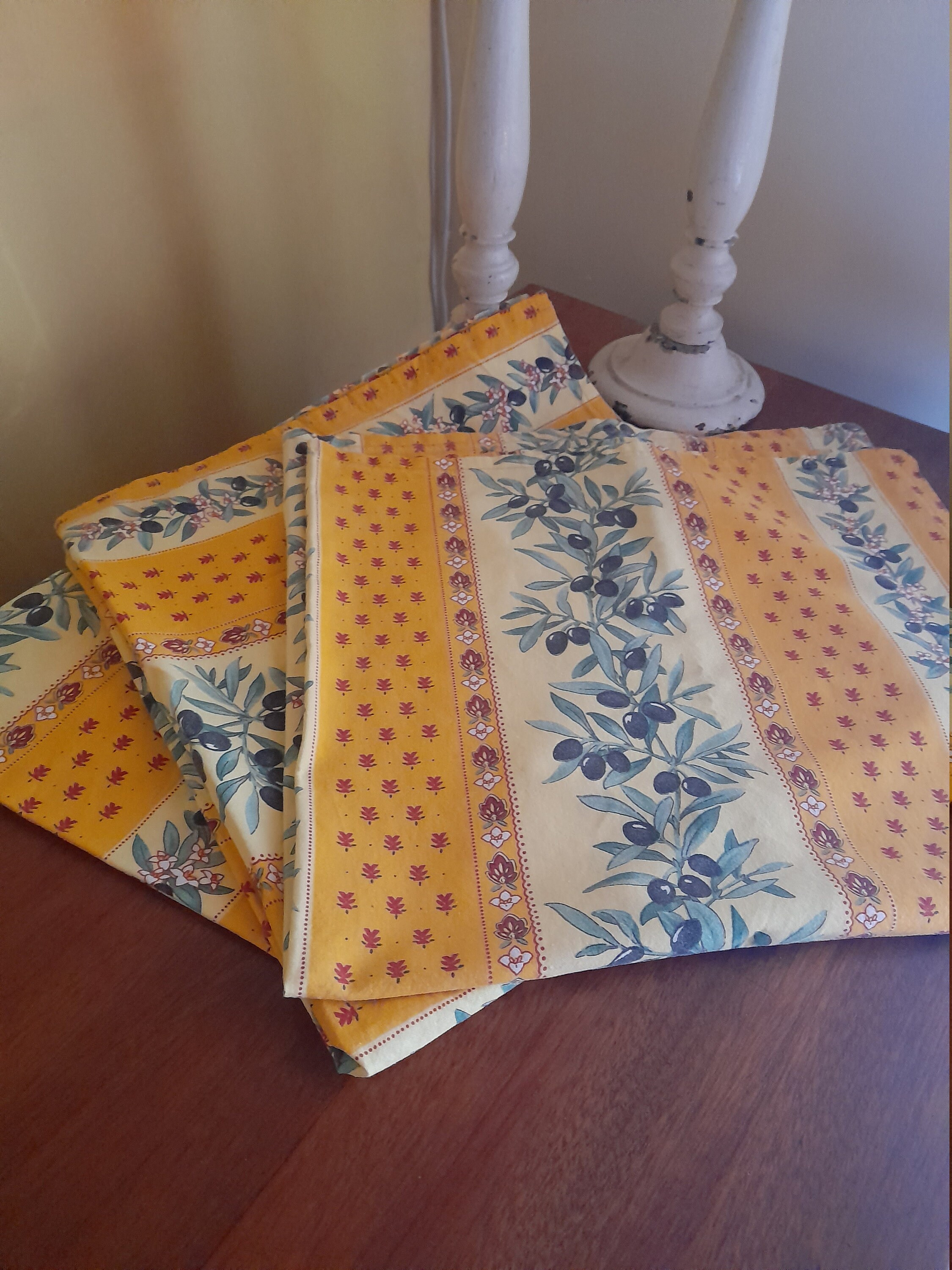 Trois Morceaux Ourlés de Tissu Provençal, Très Petites Nappes, Grandes Serviettes, Torchons, Dessus 