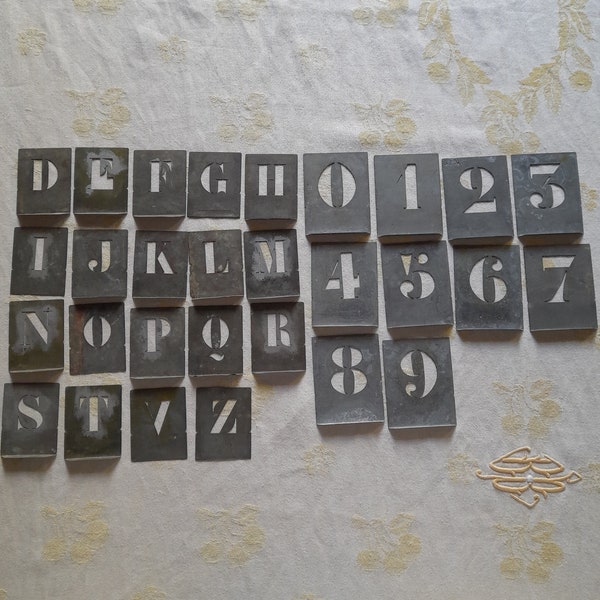 Petits pochoirs, pochoirs d'imprimeur en zinc vintage - Français vintage - jeu incomplet, chiffres, lettres