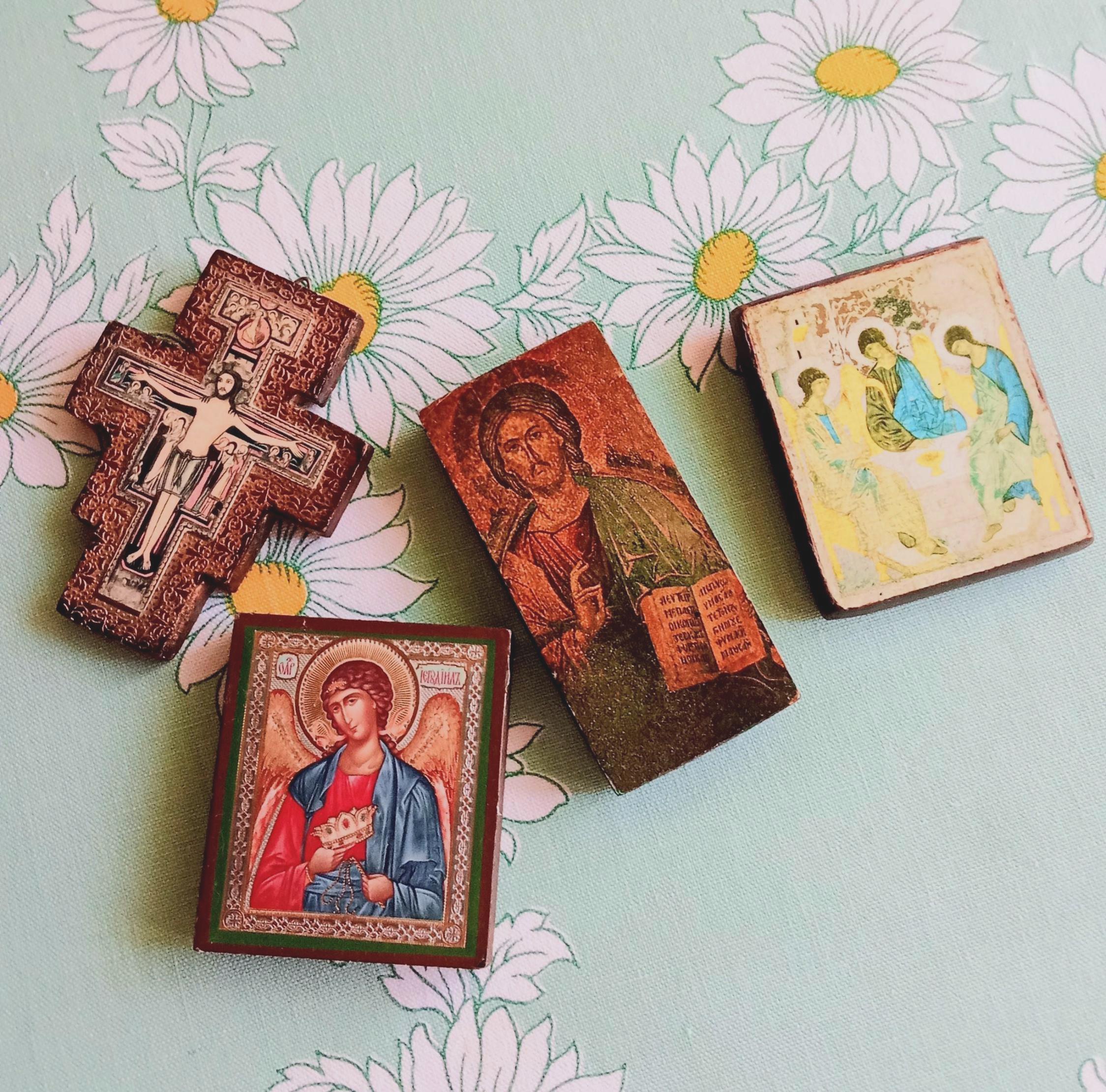 Quatre Petites Icônes De Voyage Vintage - En Bois Religieuses Papier Sur Bois, Achetées France, Images Sacrées, Dévotion