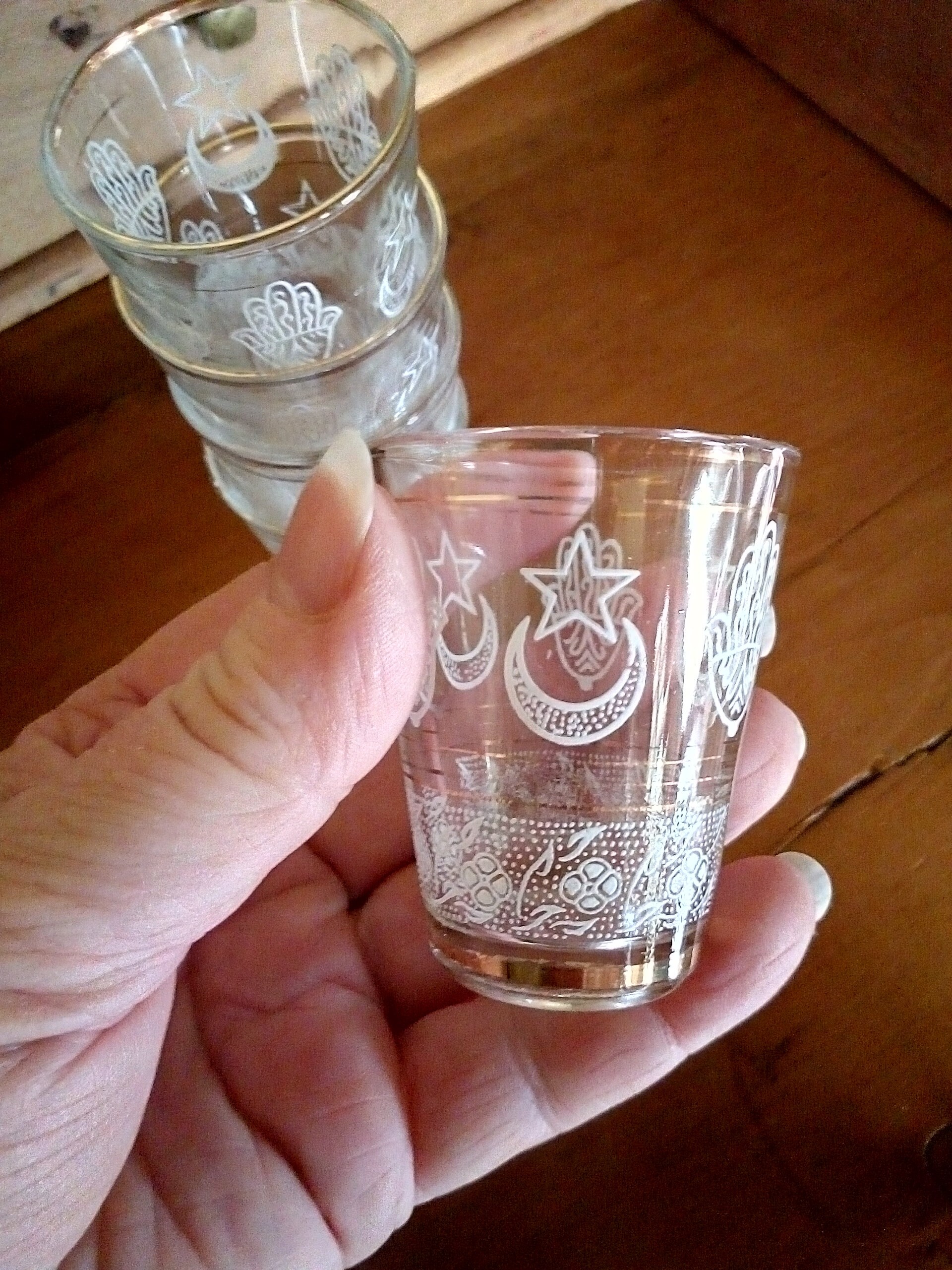 Cinq Beaux Petits Verres Français Liqueur Vintage - Design Marocain Décorés d'un Blanc et d'une Jant