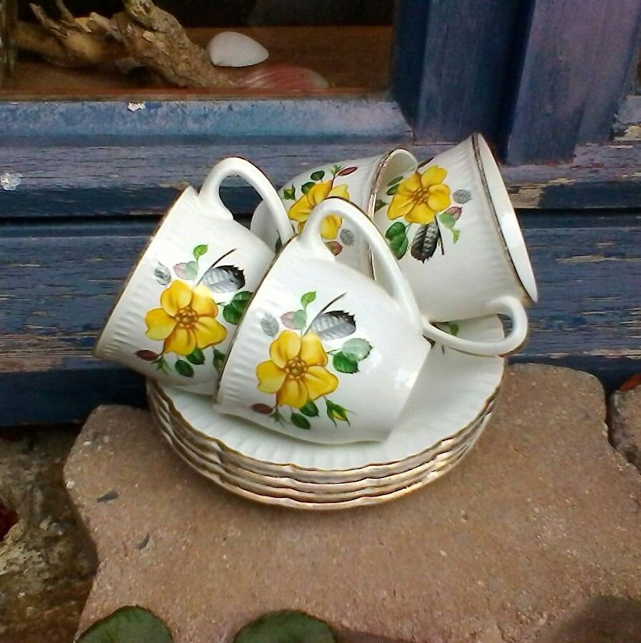 Quatre Petites Tasses et Soucoupes - Vintage Français Digoin Sarreguemines Rivoli Roses Jaunes Demi 