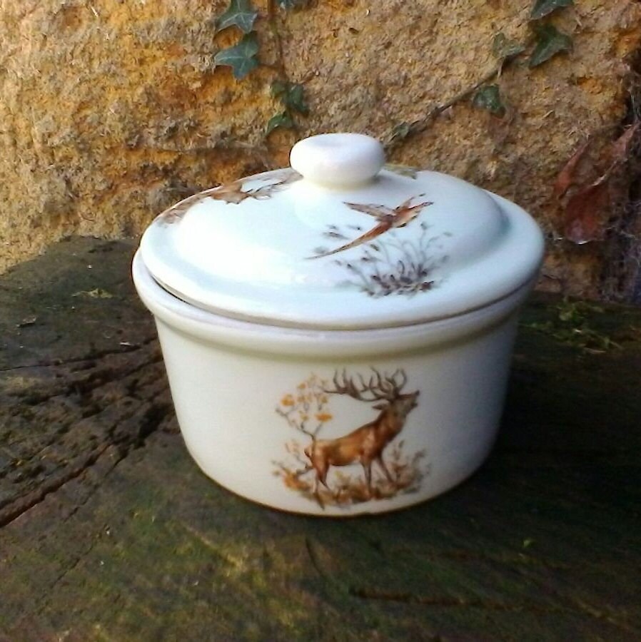 Une Belle Terrine en Céramique Ancienne - Petite à Couvercle Français Vintage Décorée de Gibier Plum