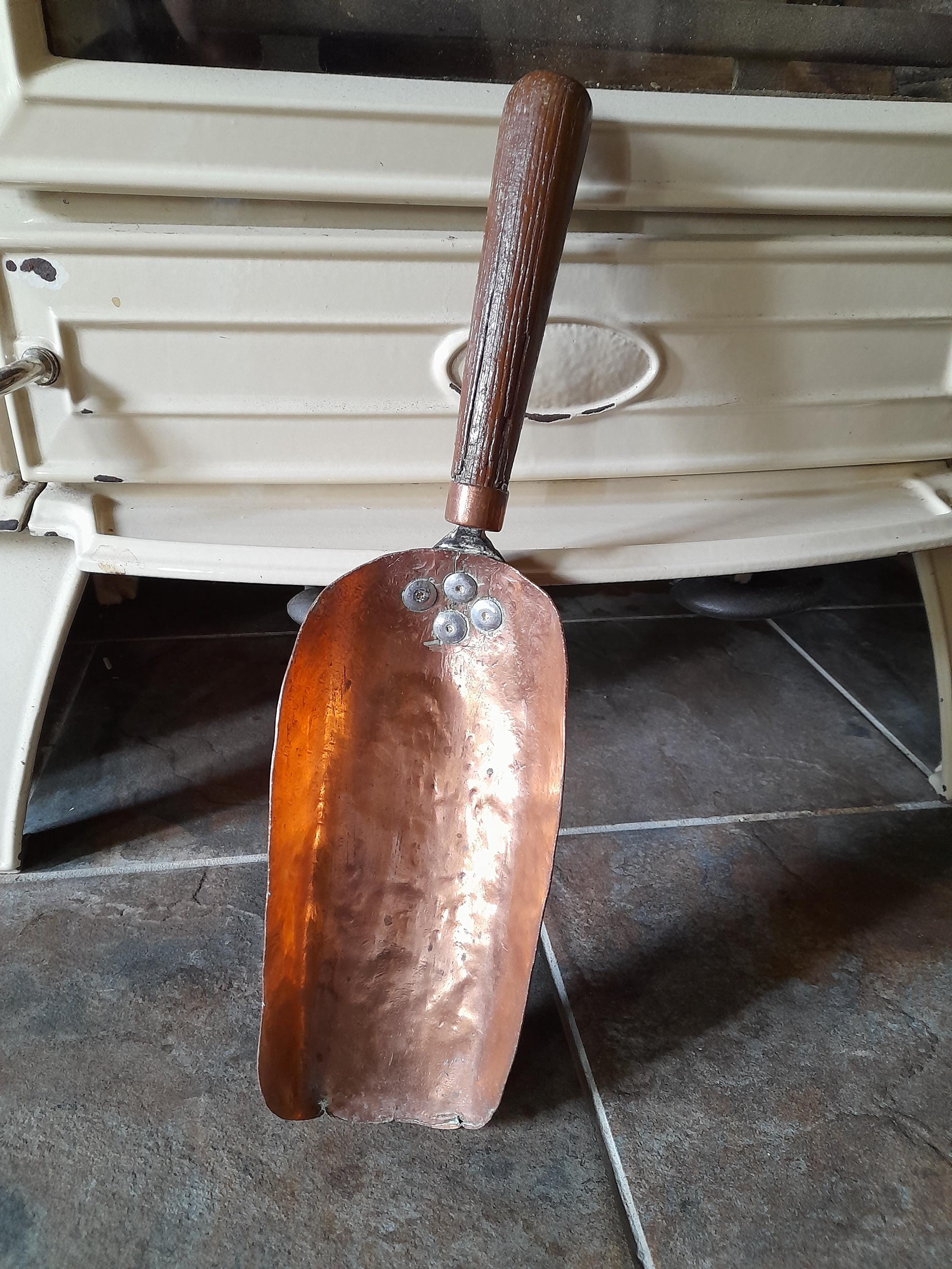 Ensemble d'une pelle et d'une pince de cheminée en laiton d'époque 19
