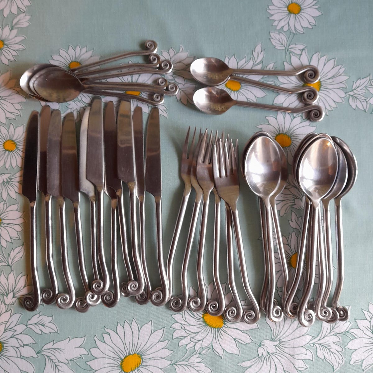 Lot of 35 pieces, pretty swirl cutlery, 11 knives, 6 forks, 9 dessert spoons and 9 (3+6) tea/coffee spoons, French cutlery, swirly