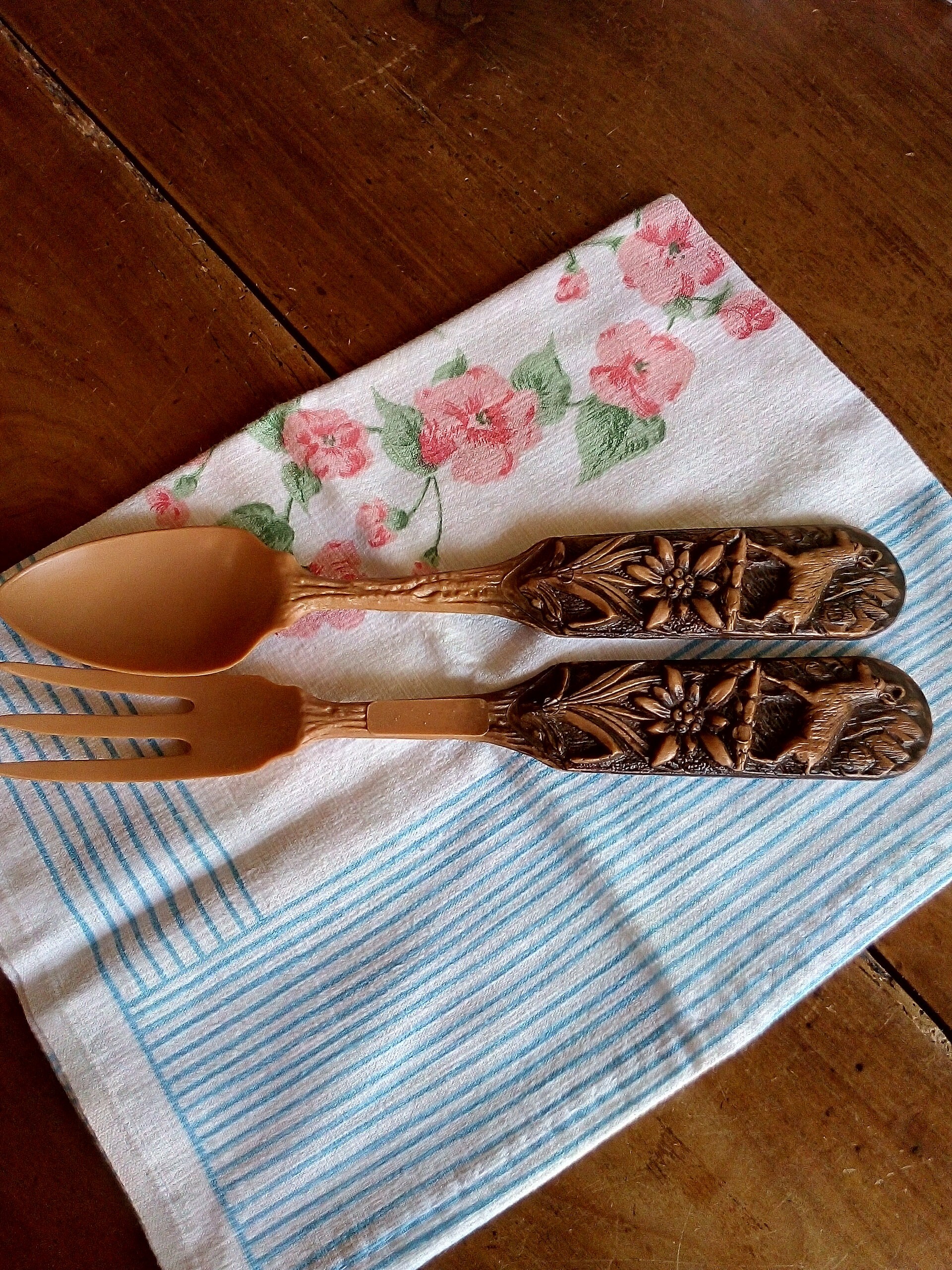 Serveurs Français Salade Vintage en Plastique à Effet Bois avec Bouquetin sur Poignées