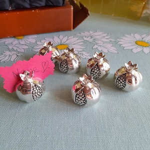 Doos met zes mooie plaatsnaamhouders Silea, mooie set Frans verzilverd metaal, tafeldecor, granaatappels, granaat, couverts, zilver