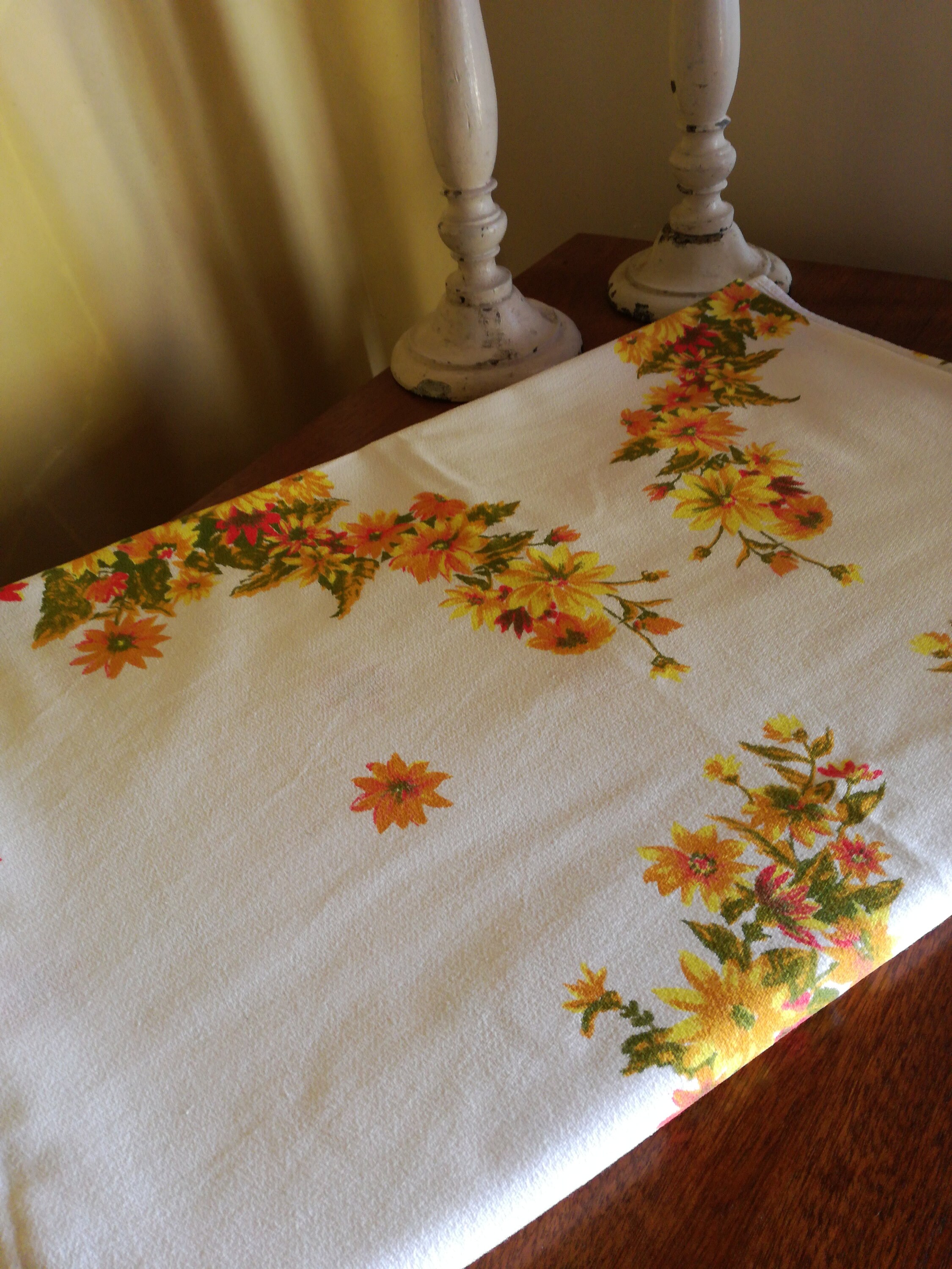 Belle Nappe Florale - de Table Vintage Français, 224 X 150 cm, Fleurs Jaunes et Oranges, Marguerites