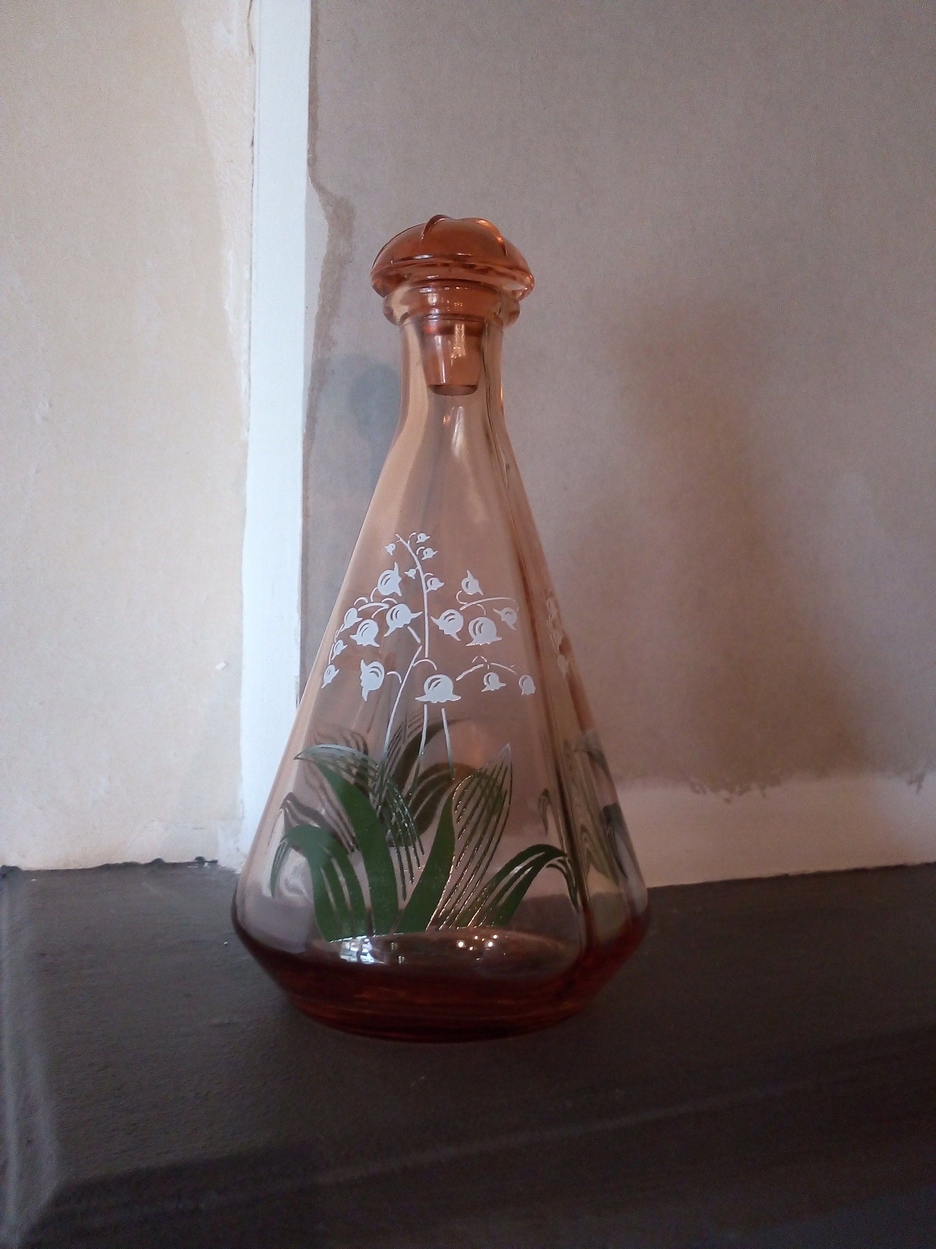 Une Belle Français Décantière en Verre Rose Vintage Décorée de Lis La Vallée - Muguet