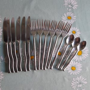 Pretty wave cutlery, 15 pieces, 6 knives, 3 tea/coffee spoons, 6 forks, wavy design, French, inox, metal, used