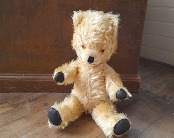 ヴィンテージの小さなライトベージュのモヘアのテディベア。ピンクの