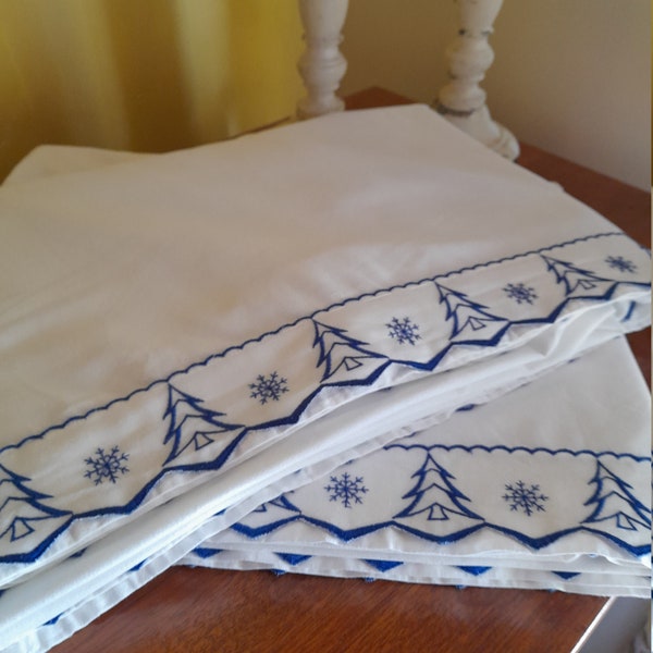 Two pretty white sheets - vintage French cotton sheets with decorative band - different sizes, vintage