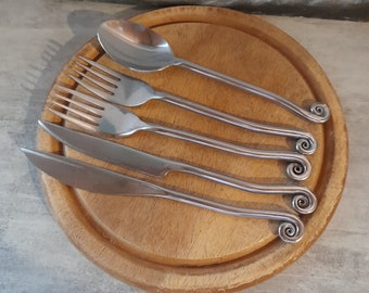 Pretty swirl cutlery, two knives, two forks and 1 dessert spoon, French cutlery, metal, pretty swirly handle design