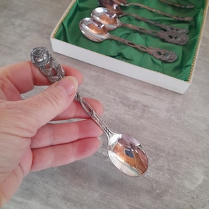 Pode incluir: Um conjunto de seis colheres de chá de prata com cabos ornamentados numa caixa forrada a veludo verde. As colheres têm um design floral e estão em excelente estado.