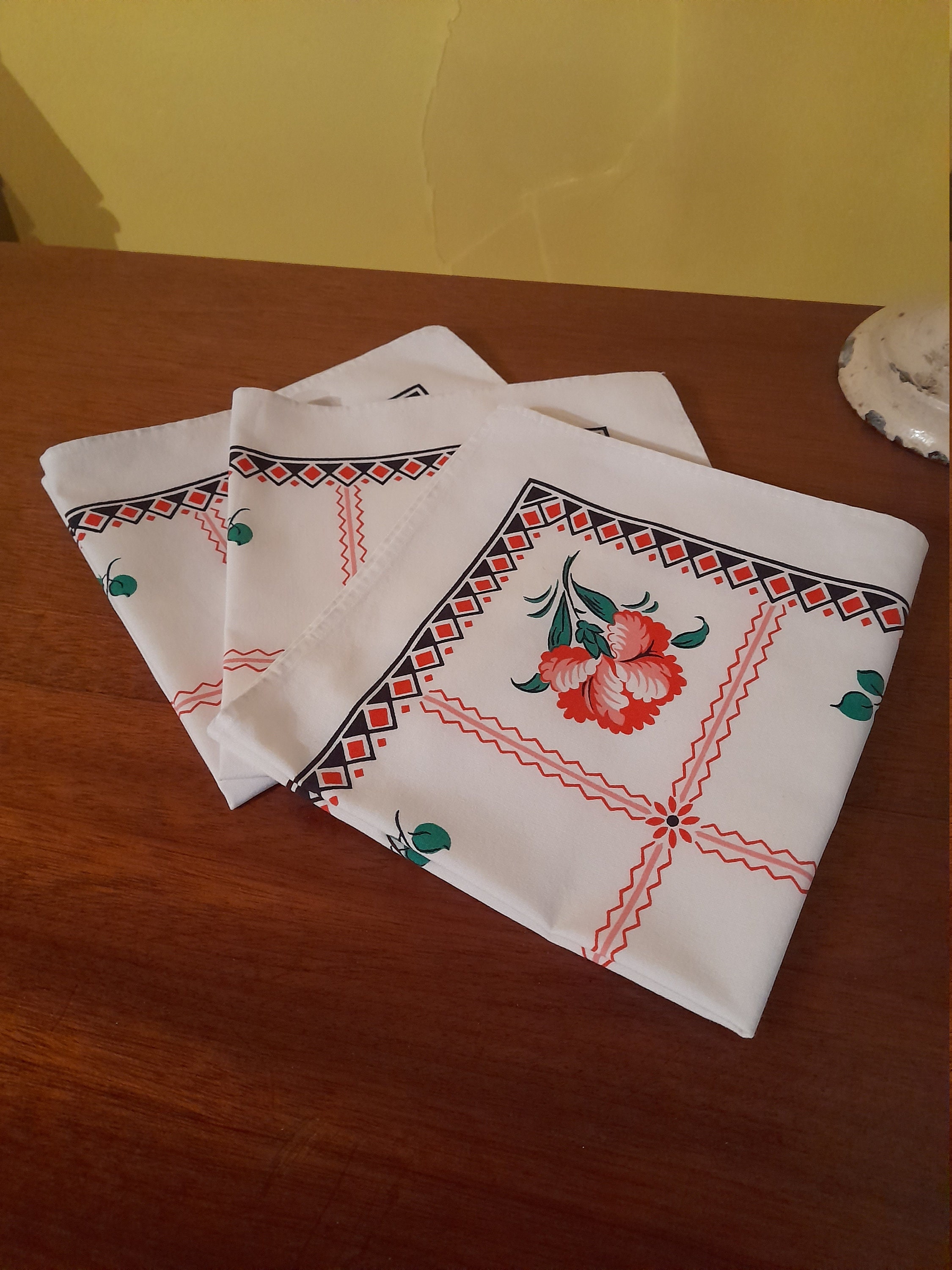 Bel Ensemble de Trois Serviettes Florales - en Coton Français Beauville Ribeauville, 3 +1