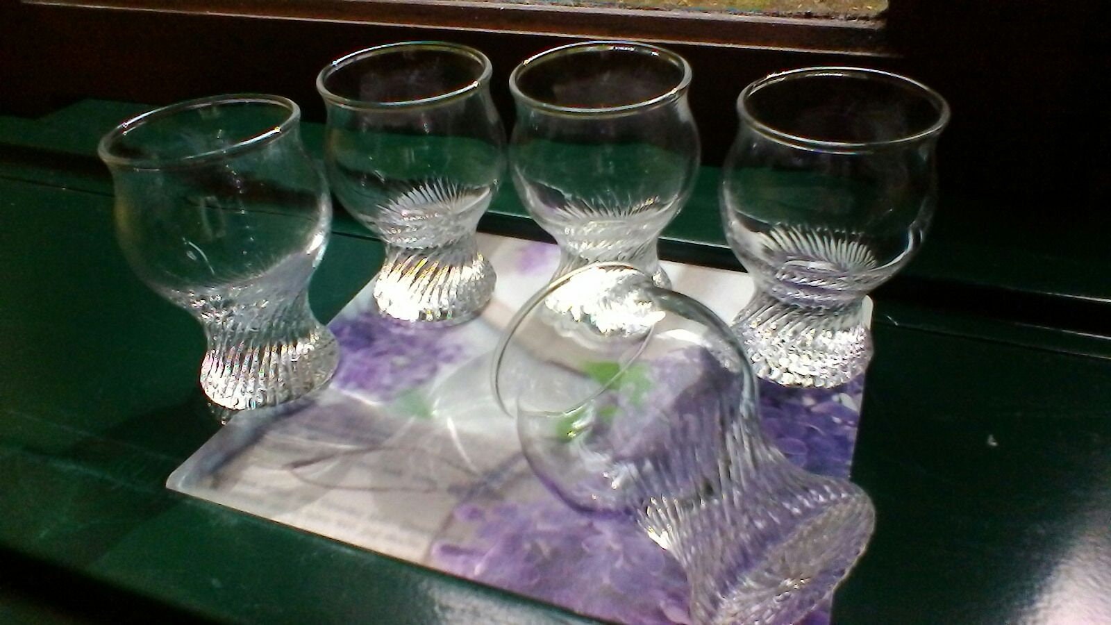 Cinq Petits Verres de Liqueur Français Magnifiquement Formés Décorés avec Une Base Tordue