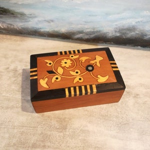 Pretty little vintage French wooden box with inlaid marquetry design