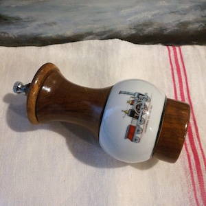 Veteranfordon pepparkvarn/kvarn - Fransk SBM vintage trä- och keramikkvarn - i fungerande skick - 16,5 cm, vintage transportmedel