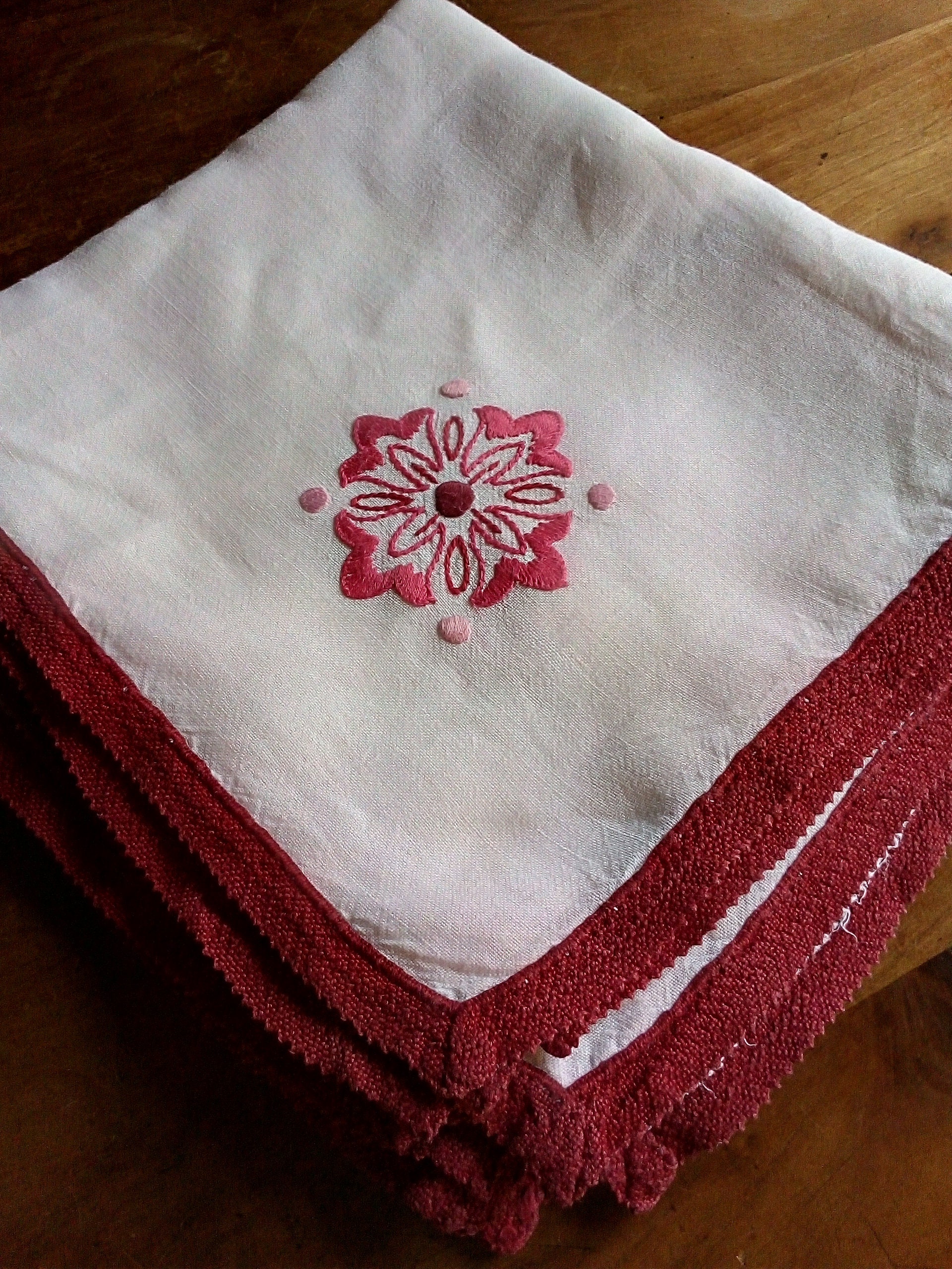 Bel Ensemble de 5 Serviettes Florales Vintage Bordées Bordeaux - Français Brodées à La Main Boutons