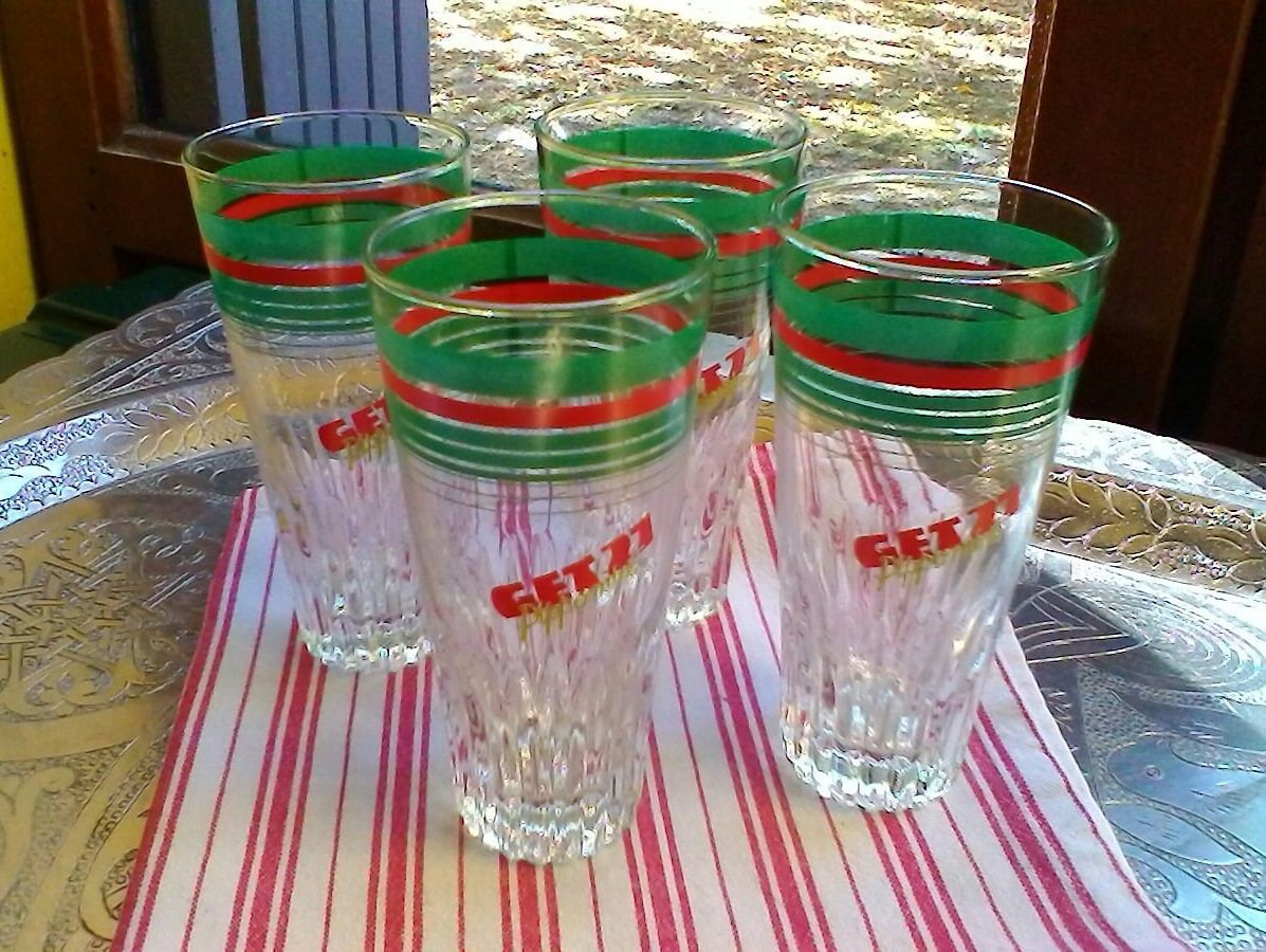 Obtenez 27 Verres - Ensemble de 4 Jolis Décorés Français Vintage
