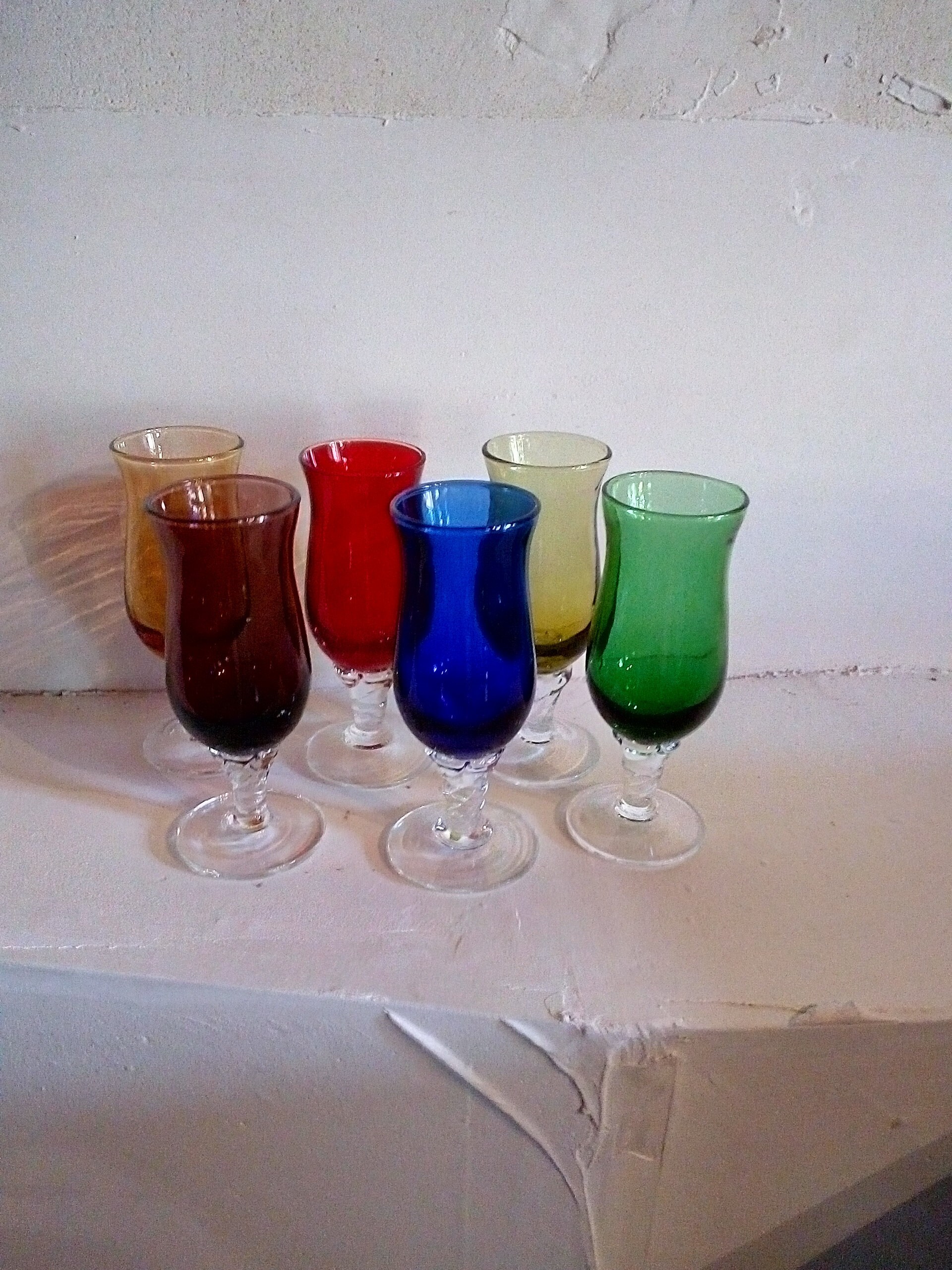 Six Belles Français Verres de Liqueur à Tige Vintage - Différentes Couleurs