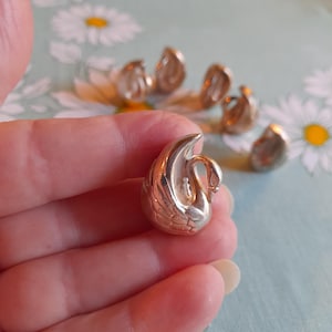 ZAREZERWOWANE..........Łabędzie, sześć posrebrzanych metalowych uchwytów na wizytówki - francuski zestaw vintage, dekoracja stołu, świąteczny stół, uchwyty na wizytówki