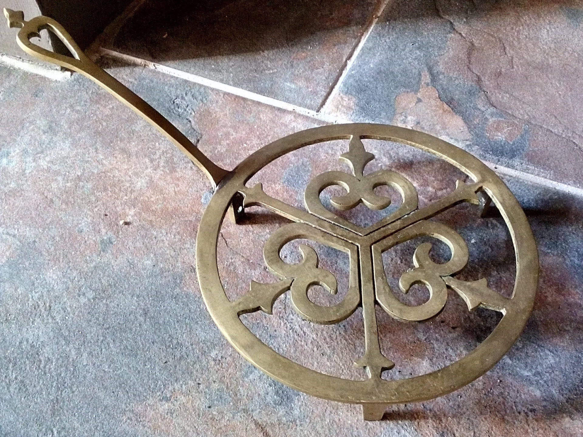 Trivet en Laiton Très Doux avec Poignée - Stand Décoratif Français Vintage Motif de Coeur