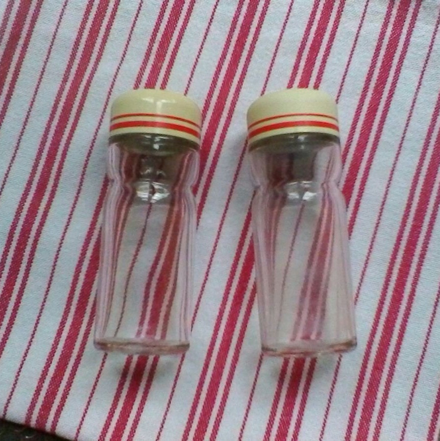 Shakers en Verre Joli de Sel et Poivre avec Les Couvercles Métal Rouge-Rayés