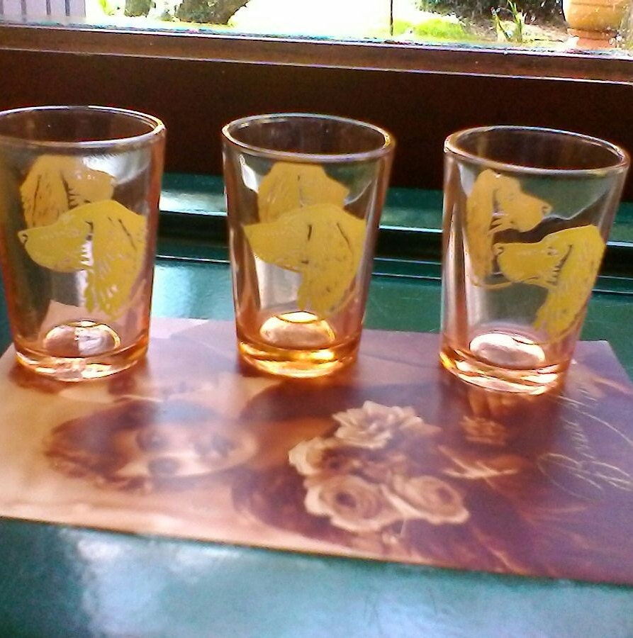 Trio de Beaux Petits Verres Français Liqueur Cru Décorés avec Des Têtes Chien