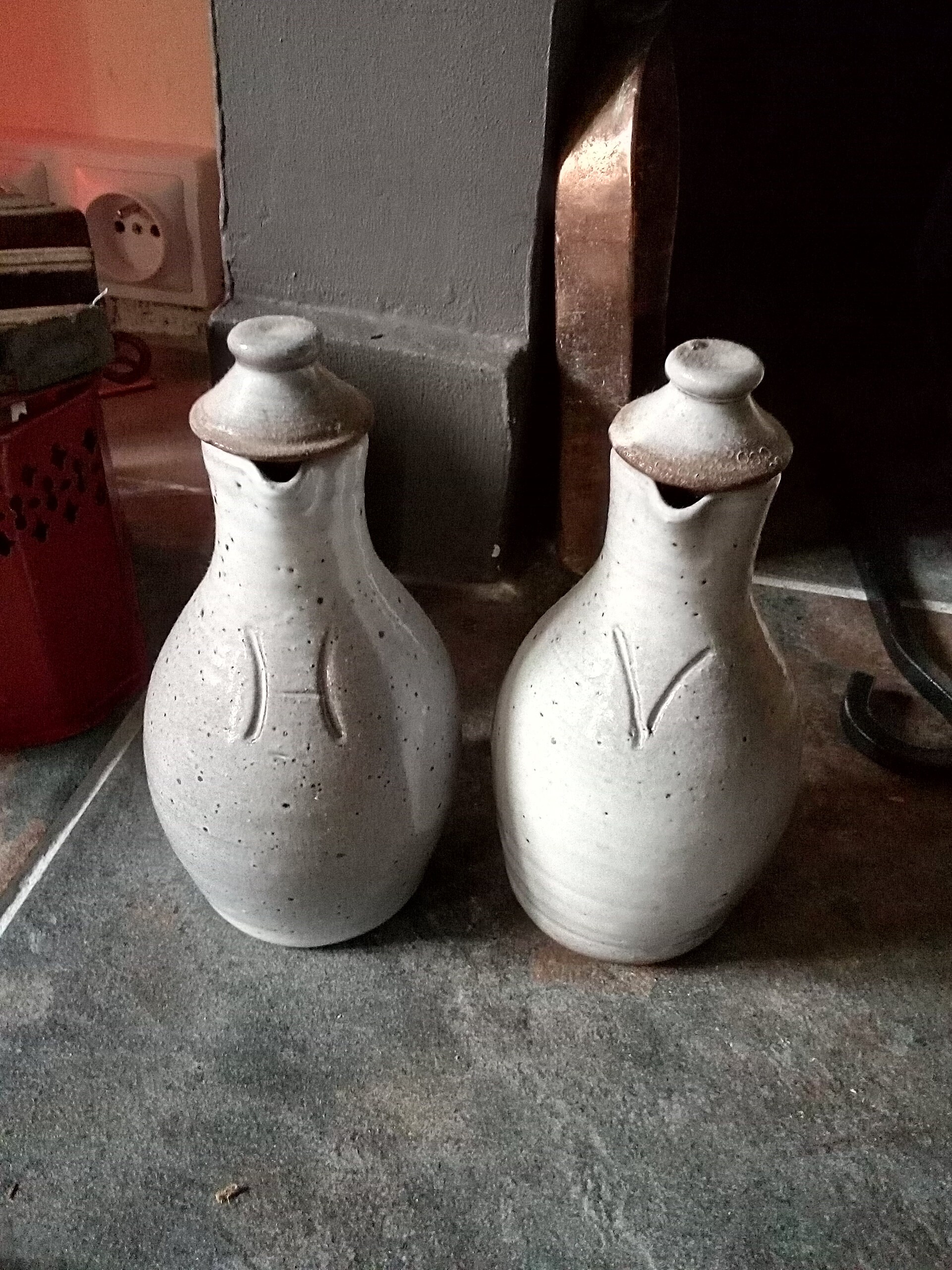 Jolie Huile de Poterie Grès Vintage et Carafes Vinaigre