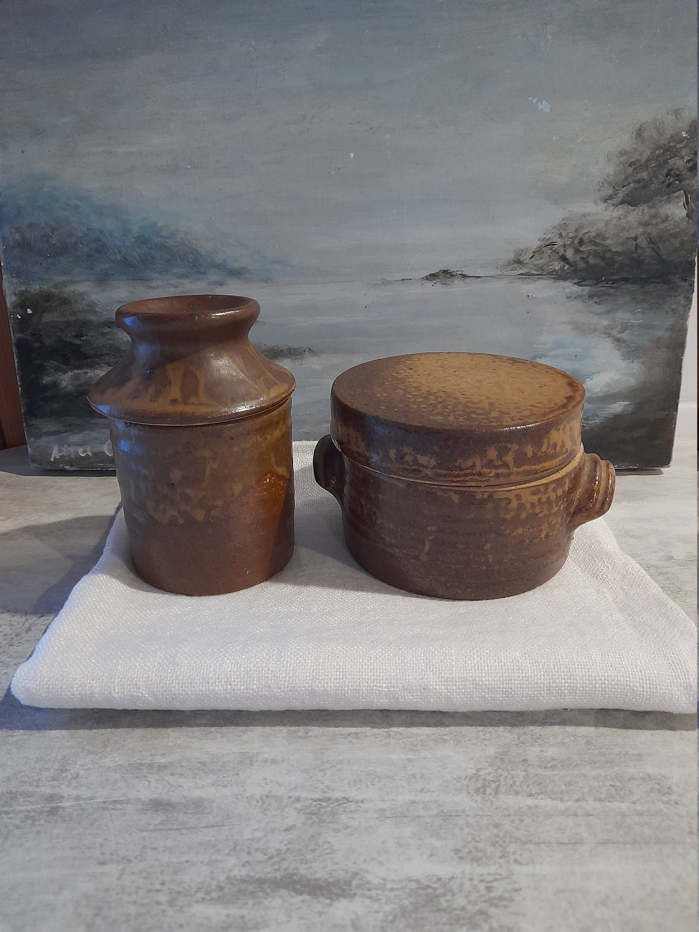 Deux Petits Pots en Grès Brun avec Leurs Couvercles - Français, Signés, Poterie Rustique, Faits à La