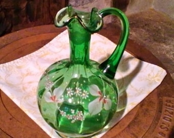 Sehr hübsche emaillierte kleine grüne Glaskaraffe - vintage französisches Glas