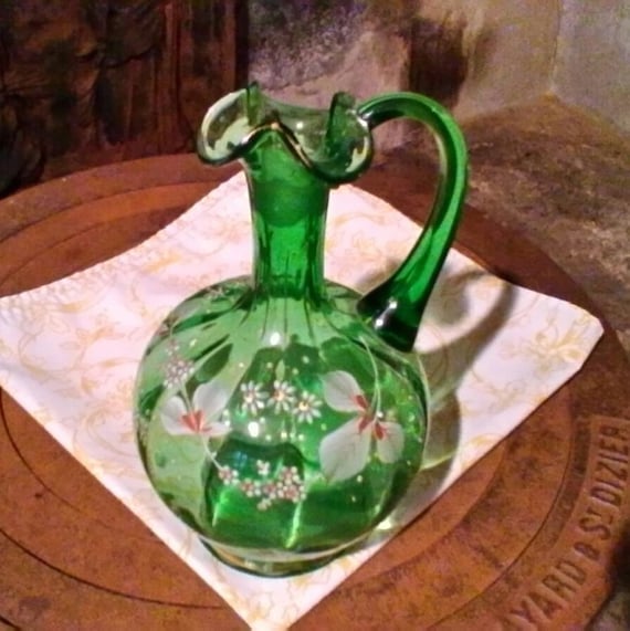 Sehr hübsche emaillierte kleine grüne Glaskaraffe - vintage französisches Glas