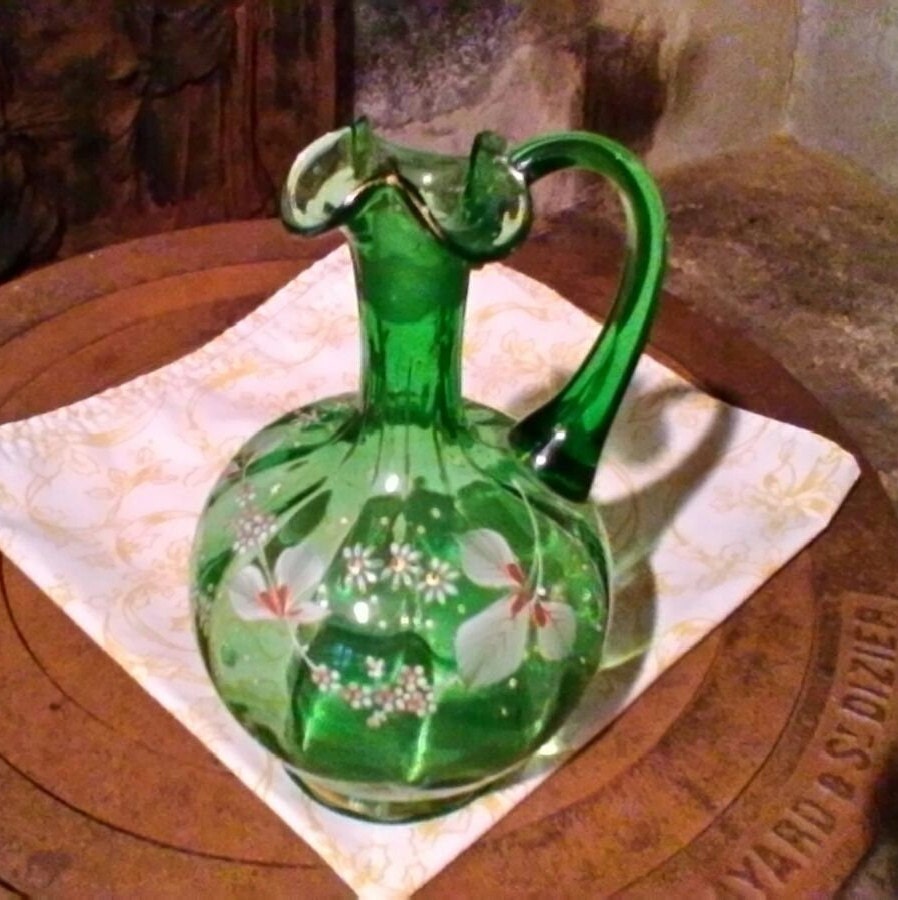 Petite Carafe en Verre Vert Très Joliment Émaillée - Français Vintage