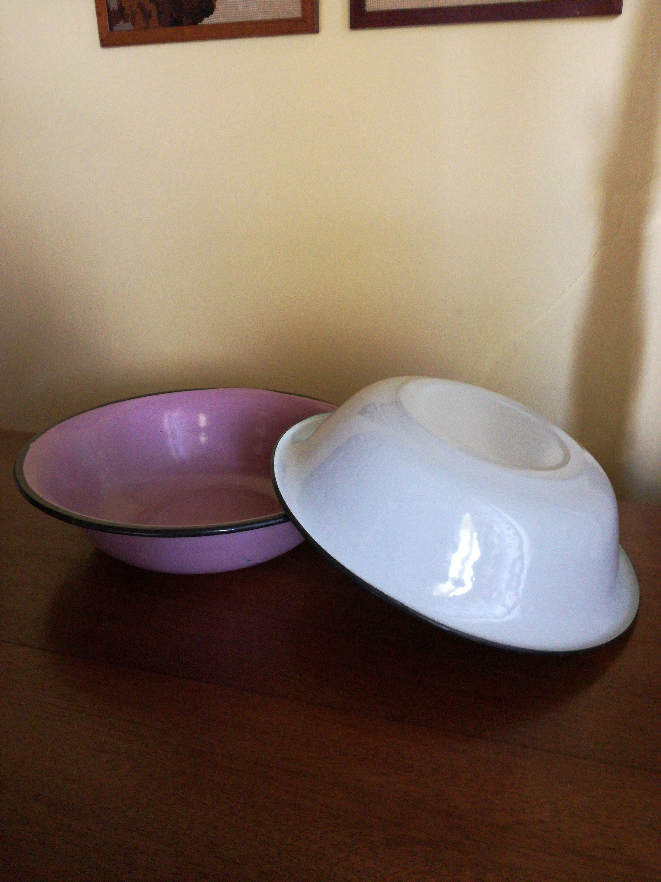 Deux Bols en Émail, Un Blanc, Mauve, Jantes Noires - Vintage Français Émail