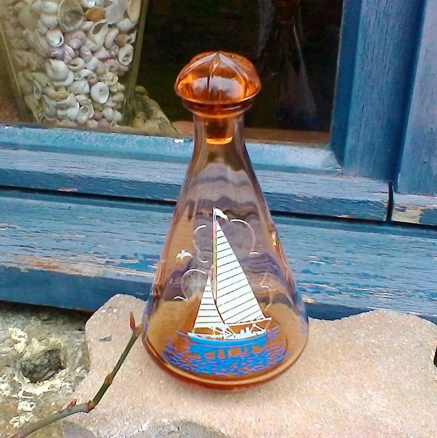 Une Belle Français La Carafe Rose de Liqueur Verre Cru Décorée avec Des Bateaux