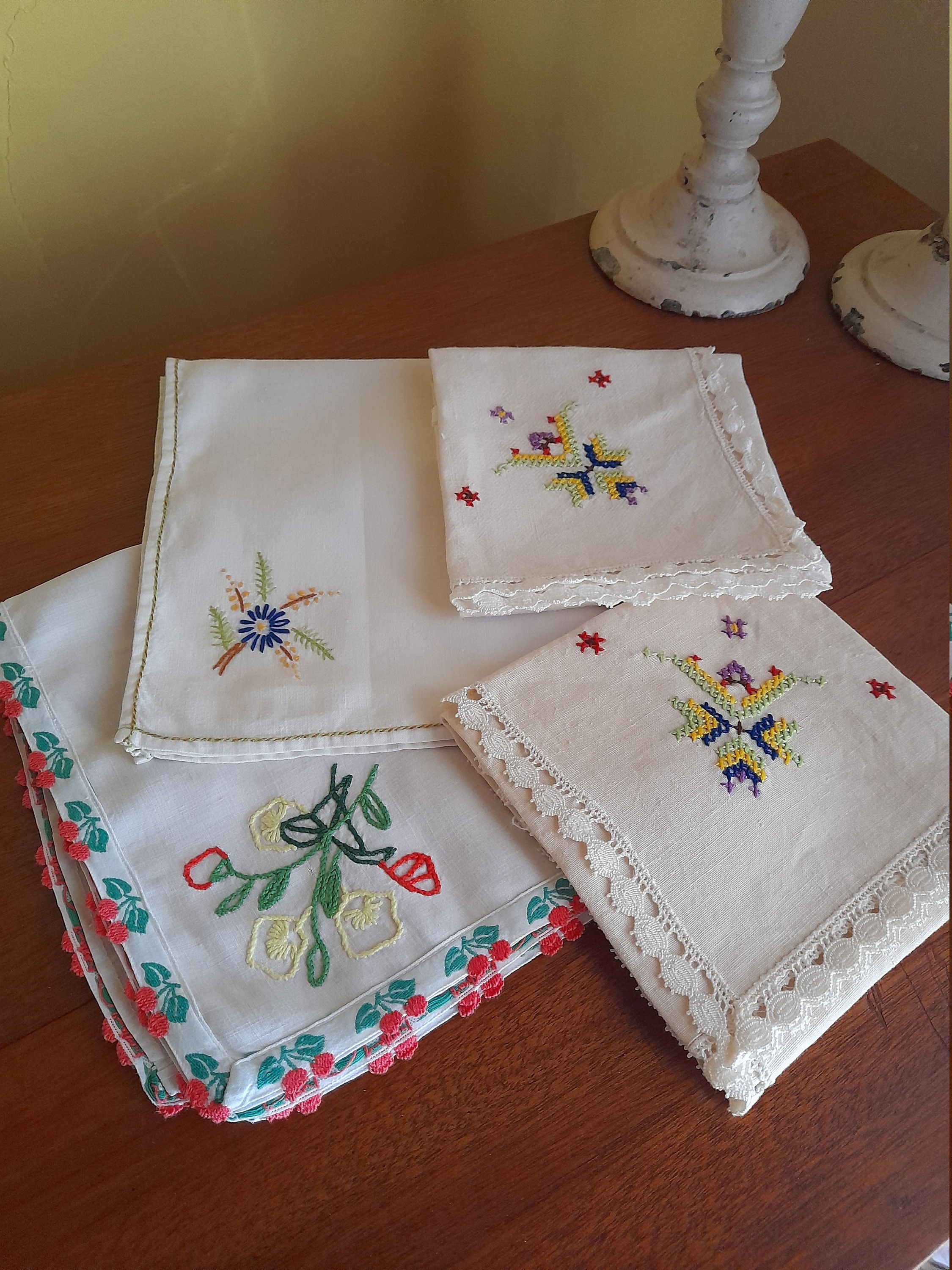 Quatre Jolies Serviettes Dépareillées, Français Vintage à Table, Brodées La Main, Doilies, Nattes de