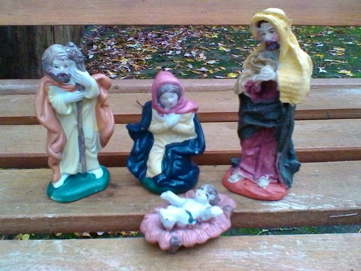 Figures de Scène Nativité - Français Porcelaine Peinte Biscuit Cru et Un Groupe Crèche Résine