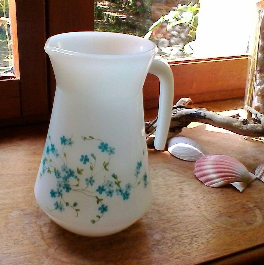 Jolie Cruche en Verre de Lait - Pichet Français d'arcopal Vintage avec Le Design Forget-Me-Not