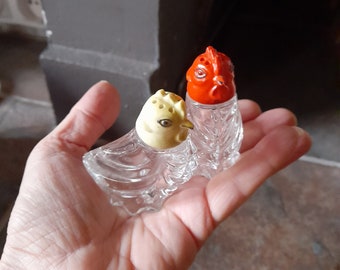 Two sweet small vintage chicken glass salt shakers with ceramic screw-on lids, poules, made in Czechoslovakia, salière, salt pot, sel, pair