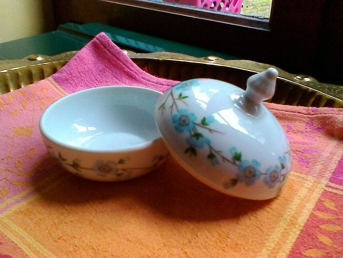 Belle Porcelaine Bonbonnière ou Boîte Décorative - Français à Couvercle Sa de Paris Vintage