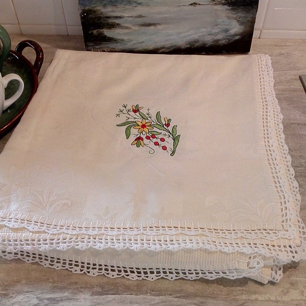 Nappe brodée française vintage douce faite de 4 panneaux assemblés avec de la dentelle - 165 cm de côté - tissu de couleur crème, dentelle blanche