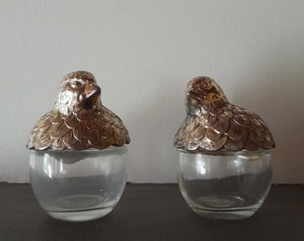 Deux petites salières vintage en verre avec couvercles à visser en métal, oiseaux, français, salière, salière, sel, la paire