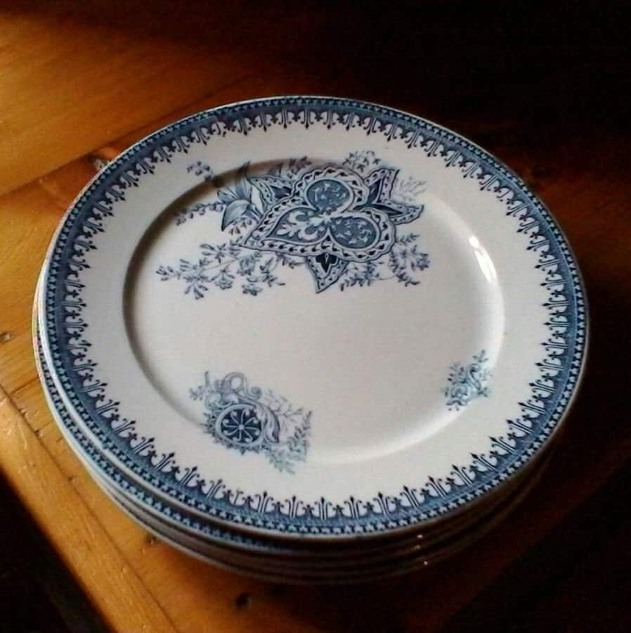Six Beaux Desserts Bleus ou Assiettes à Thé - Vintage Français Terre de Fer Xixe Siècle